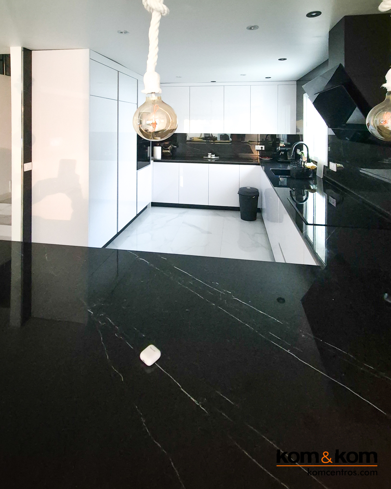 cocina elegante mármol negro blanco brillo